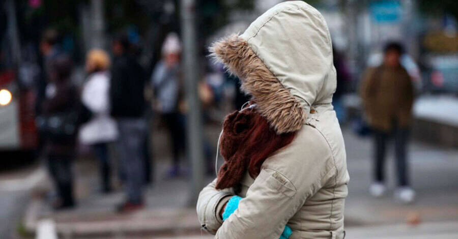 Mujer muy abrigada vista de perfil