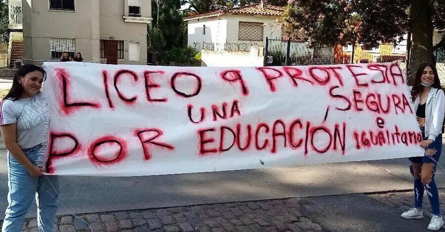 Dos estudiantes portando un cartel que dice Lieco 9 protesta por una educación segura e igualitaria