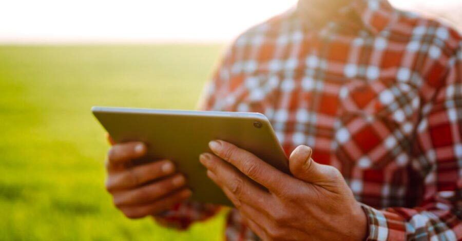 Colón Portal - Hombre trabajando en el campo con una Tablet