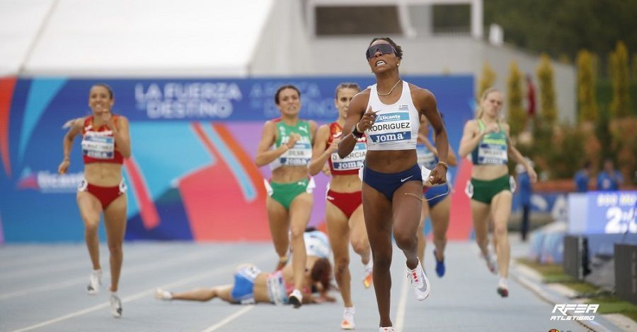 Pista de Atletismo de Alicante 2022, Deborah Rodríguez en primer plano llegando a l meta