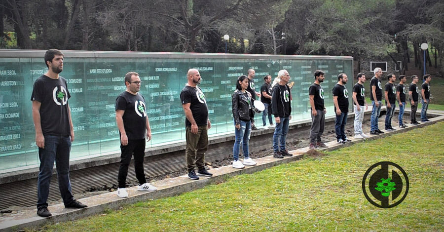 Murga Curtidores de Hongos parados de Frente con seriedad