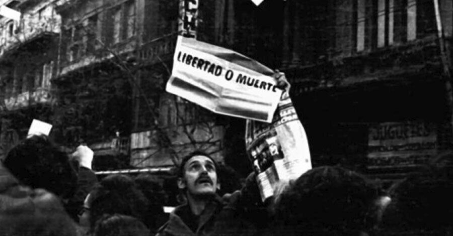 Manifestación contra el golpe de Estado. Avenida 18 de Julio, entre el tumulto de personas un hombre con la bandera Libertad o Muerte. Fecha: 9 de julio de 1973.  Autor: Aurelio González