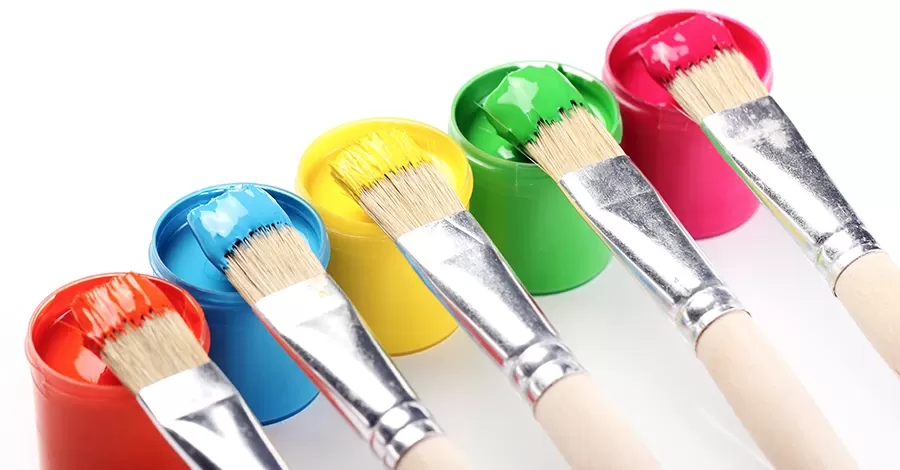 Pinceles y pinturas - Imagen de Racool_studio en Freepik