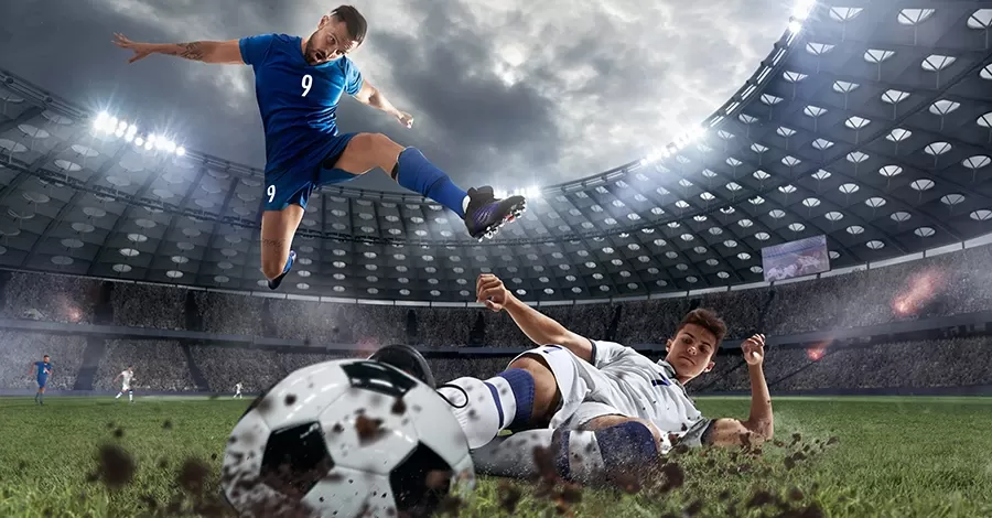 Primer plano de dos futbolistas yendo a la pelota trancando