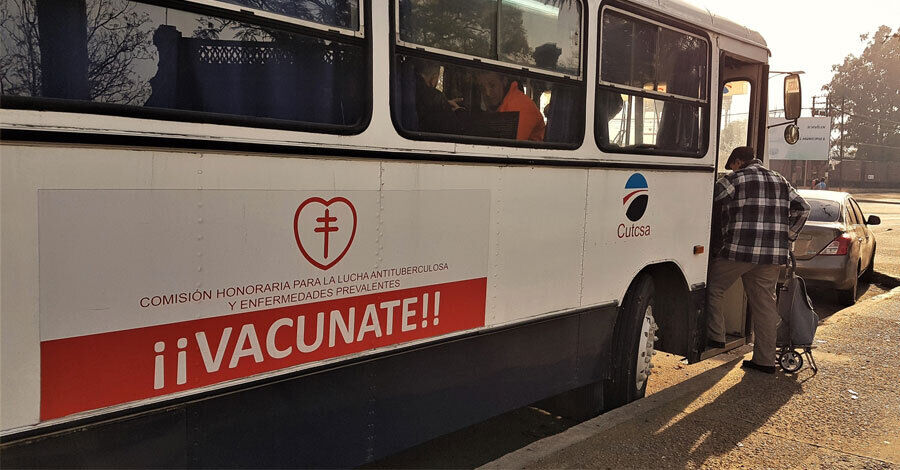 Móvil de vacunación en el Centro de Barrio Peñarol