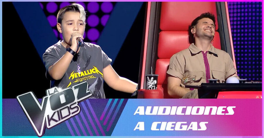 Imagen dividida en 2 partes, a la izquierda, Lautaro Krono Finelli con un micrófono en la audición a ciegas de La Voz Kids, a la derecha, Agustín Casanova esuchando