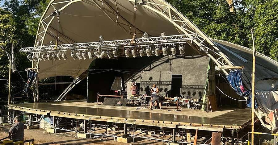 Escenario del Teatro de Verano de Colón visto de una perspectiva de la tribuna derecha