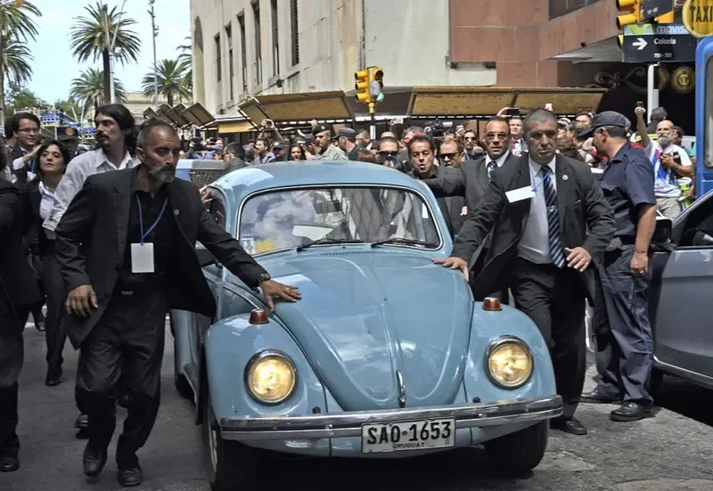 Mujica manejando su Volkswagen de 1987 despues del acto de traspaso de mando presidencial en 2015