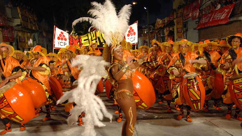 desfile de llamadas en el prado