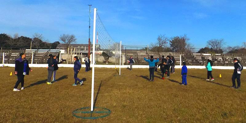 Jóvenes y adolescentes al aire libre jugando Voleyball en el Encuentro Deportivo realizado el Salus FC