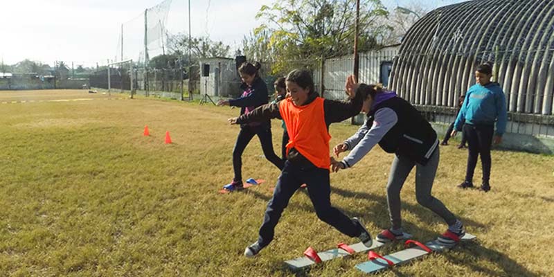 Jóvenes y adolescentes al aire libre compartiendo actividades en el Encuentro Deportivo realizado el Salus FC