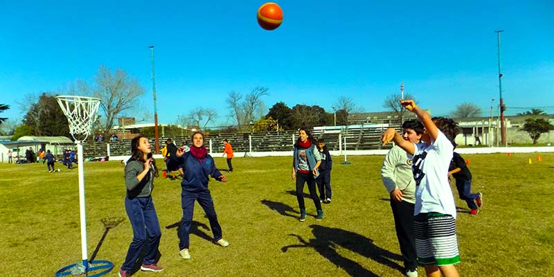 Jóvenes y adolescentes al aire libre compartiendo actividades en el Encuentro Deportivo realizado el Salus FC