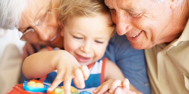 imagen de abuelos jugando con sus nietos