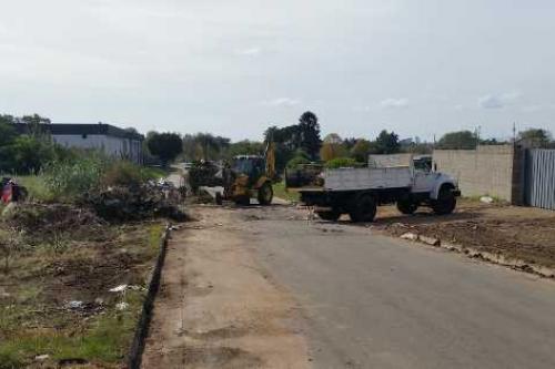 imagen de camion limpiando un terreno