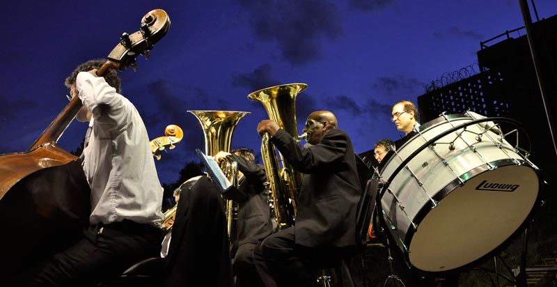 imagen de la banda sinfonica de montevideo en un recital tocando sus instrumentos