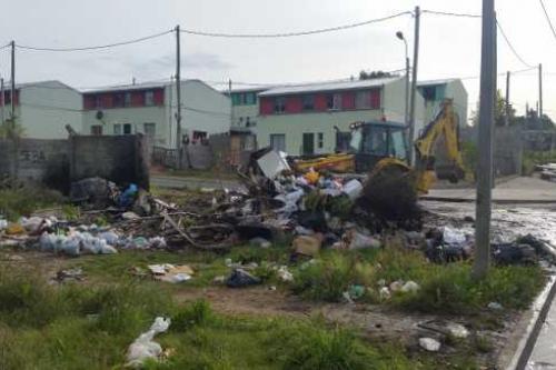 imagen de maquinas limpiando terreno con basura
