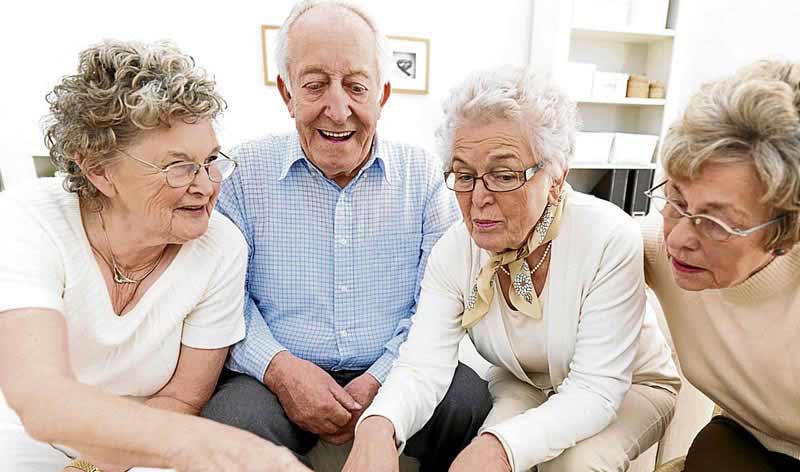 imagendeadultosmayoresmirandounacomputadora