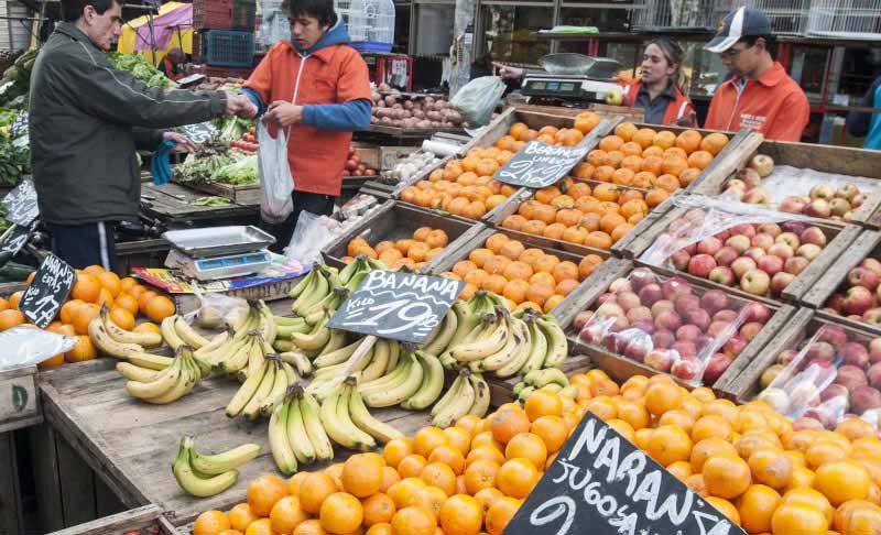 imagendeferiavecinalpuestodeverdurasyfrutas