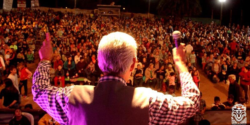 juan luis gonzalez frente al publico del teatro de verano de colon