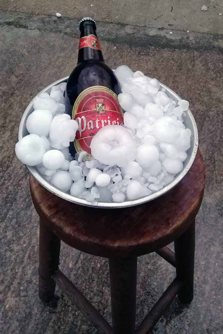 botella cerveza enfriada con granizo