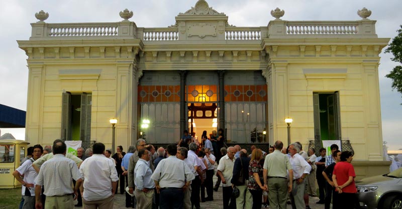 imagen del centro civico enrique erro de noche