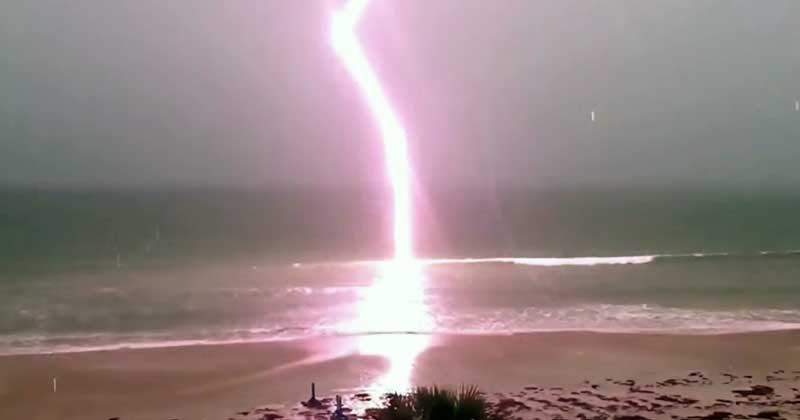 hombre filma un rayo