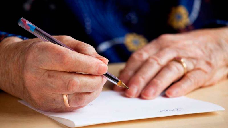 adulto mayor escribiendo