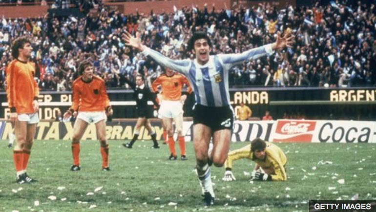 Mario Kempes de Argentina celebra su gol contra Holanda en la final del Mundial de 1978