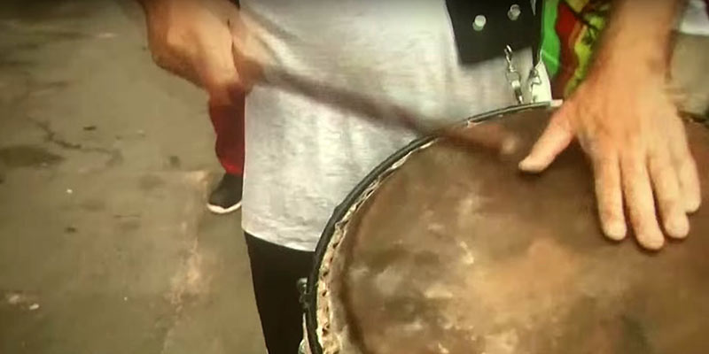 Tamborilero tocando el tambor, primer plano en la lonja y las manos