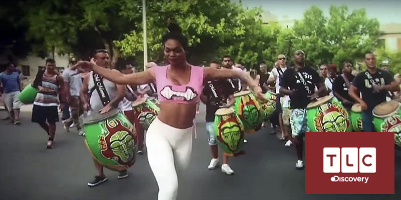 Vedette de carnaval Kenia Acosta bailando delante de una cuerda de tambores en un ensayo de la comparsa Mi Morena