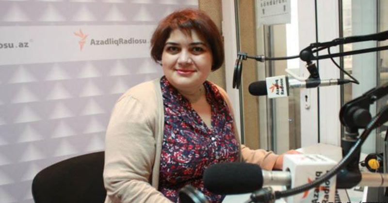 Periodista Khadija Ismayilova en el estudio de radio de Baku