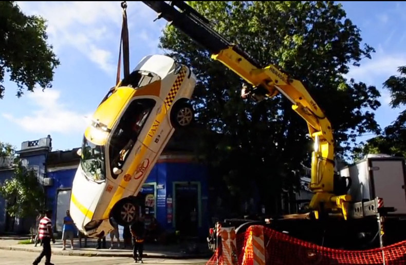 accidente taxi cae pozo
