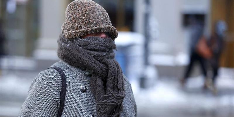 imagen de una muchacha muy abrigada por el frio