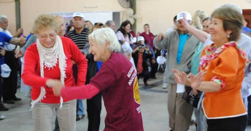personas mayores baile