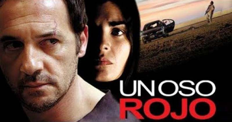 un oso rojo en ele espacio cultural artesano