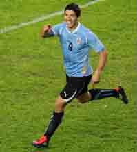 Luis Suárez marcó los 2 goles para la Celeste